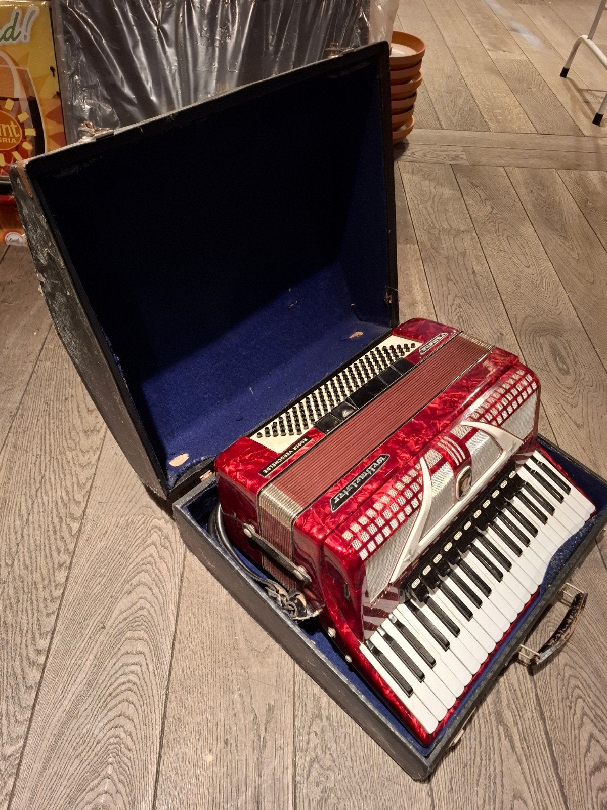 accordeon Weltmeister Ramona rood pianoklavier met kist, Muziek en Instrumenten, Accordeons, Ophalen, Gebruikt, Met koffer, Toetsaccordeon