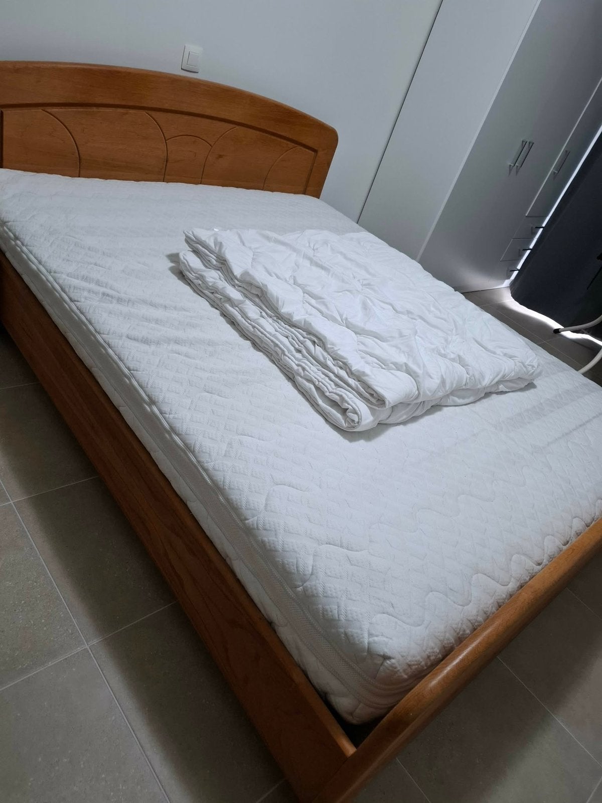 Tweepersoonsbed & matras & dekbed & ladekast & nachtkast, Brun, Enlèvement, Utilisé, Tijdloos