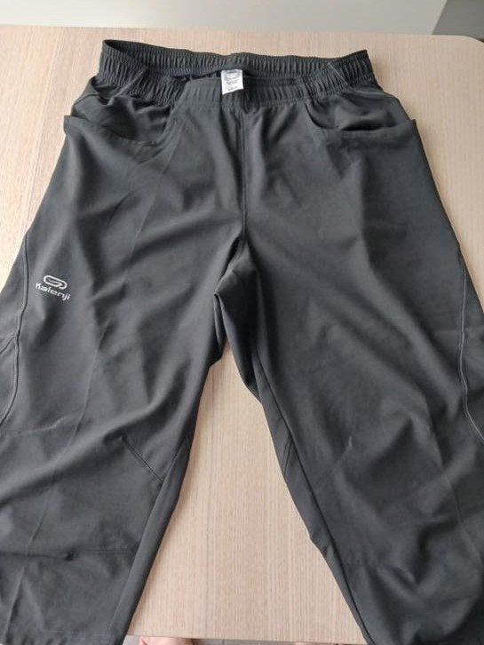 Zwarte sportshort merk Decatlon net als nieuw te koop.Maat S, Ophalen, Zo goed als nieuw, Maat 46 (S) of kleiner, Decathlon