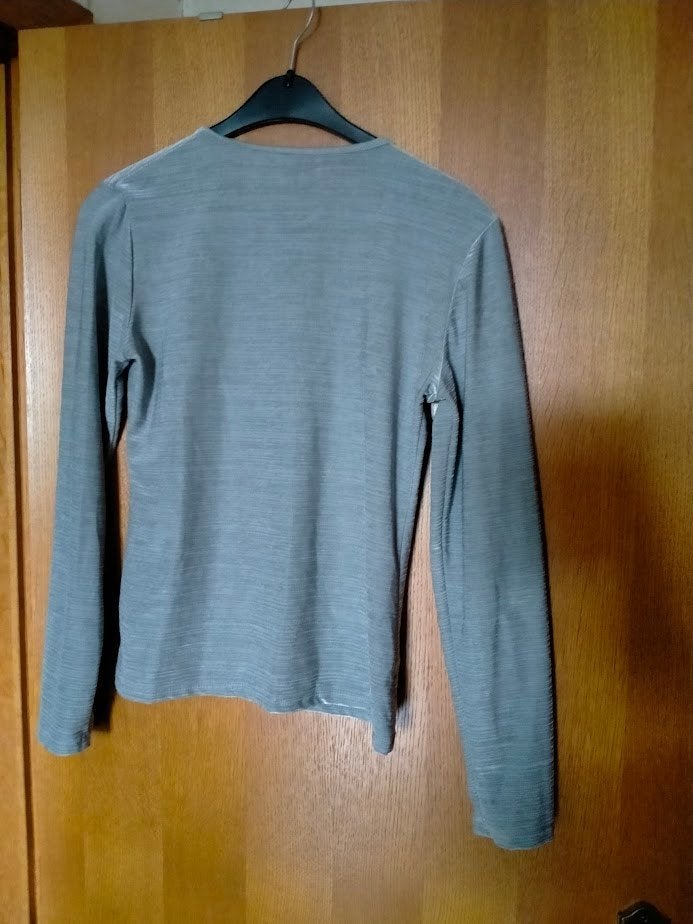 Lichtgrijs t-shirt,lichte glanzende stof,maat S/M, Kleding | Dames, Maat 38/40 (M), Ophalen of Verzenden, Zo goed als nieuw, Lange mouw