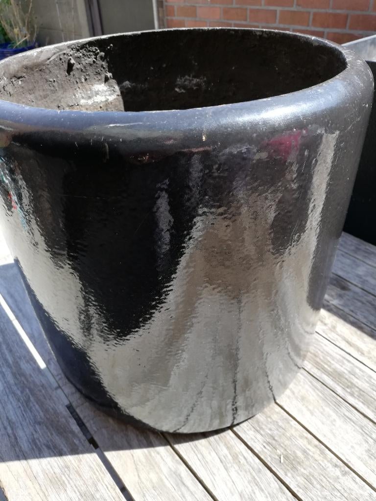 Bloempot keramiek zwart met gebruikssporen, Tuin en Terras, Gebruikt, Minder dan 40 cm, Ophalen, 25 tot 40 cm