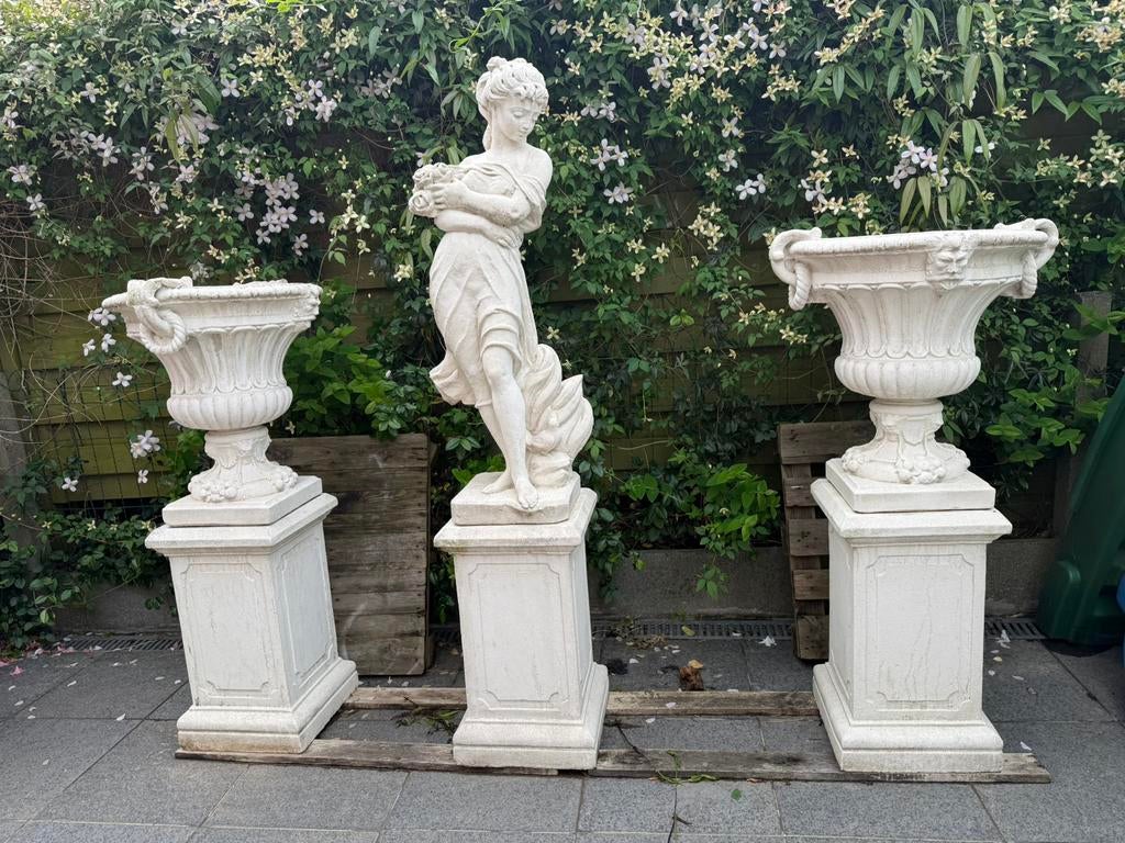 Grote dame met 2 vazen op voet, Tuin en Terras, Ophalen, Zo goed als nieuw