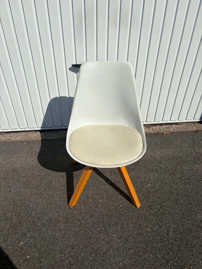 20 witte stoelen met gebruikssporen, Huis en Inrichting, Gebruikt, Wit, Vijf, Zes of meer stoelen, Ophalen