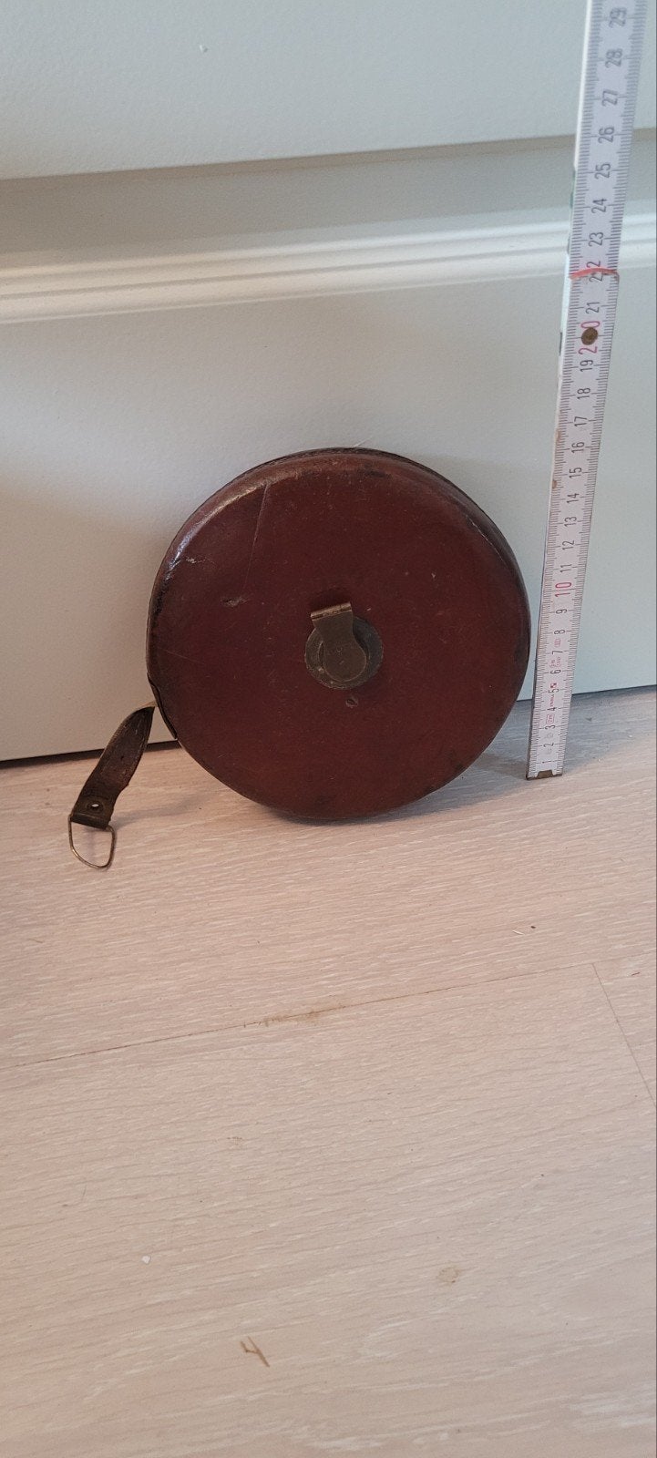 Antiek meetlint leder, Ophalen