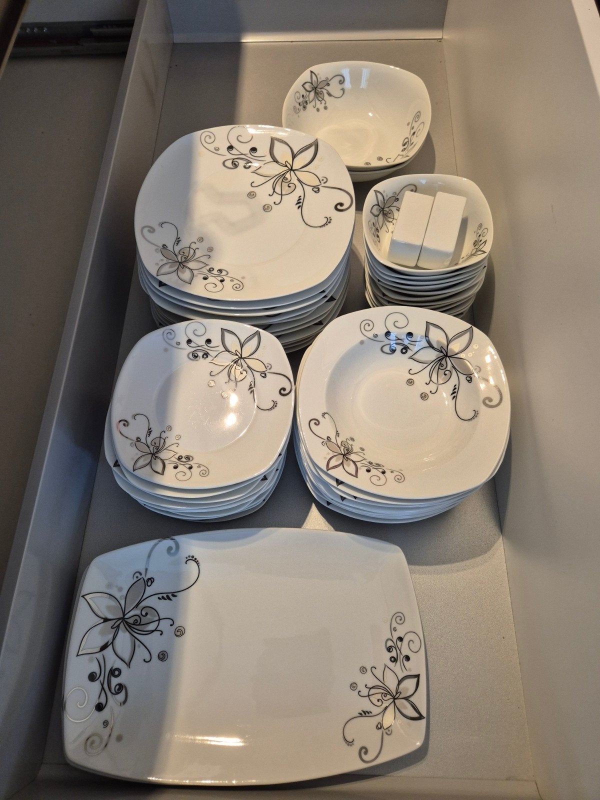Serviesset voor 12 personen, Ophalen
