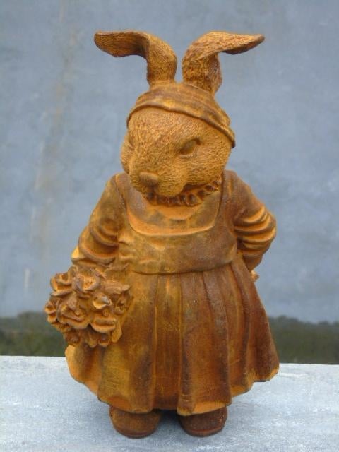 Moederkonijn met deze roestige gietijzeren bloemen., Tuin en Terras, Ophalen of Verzenden, Nieuw, Metaal, Dierenbeeld