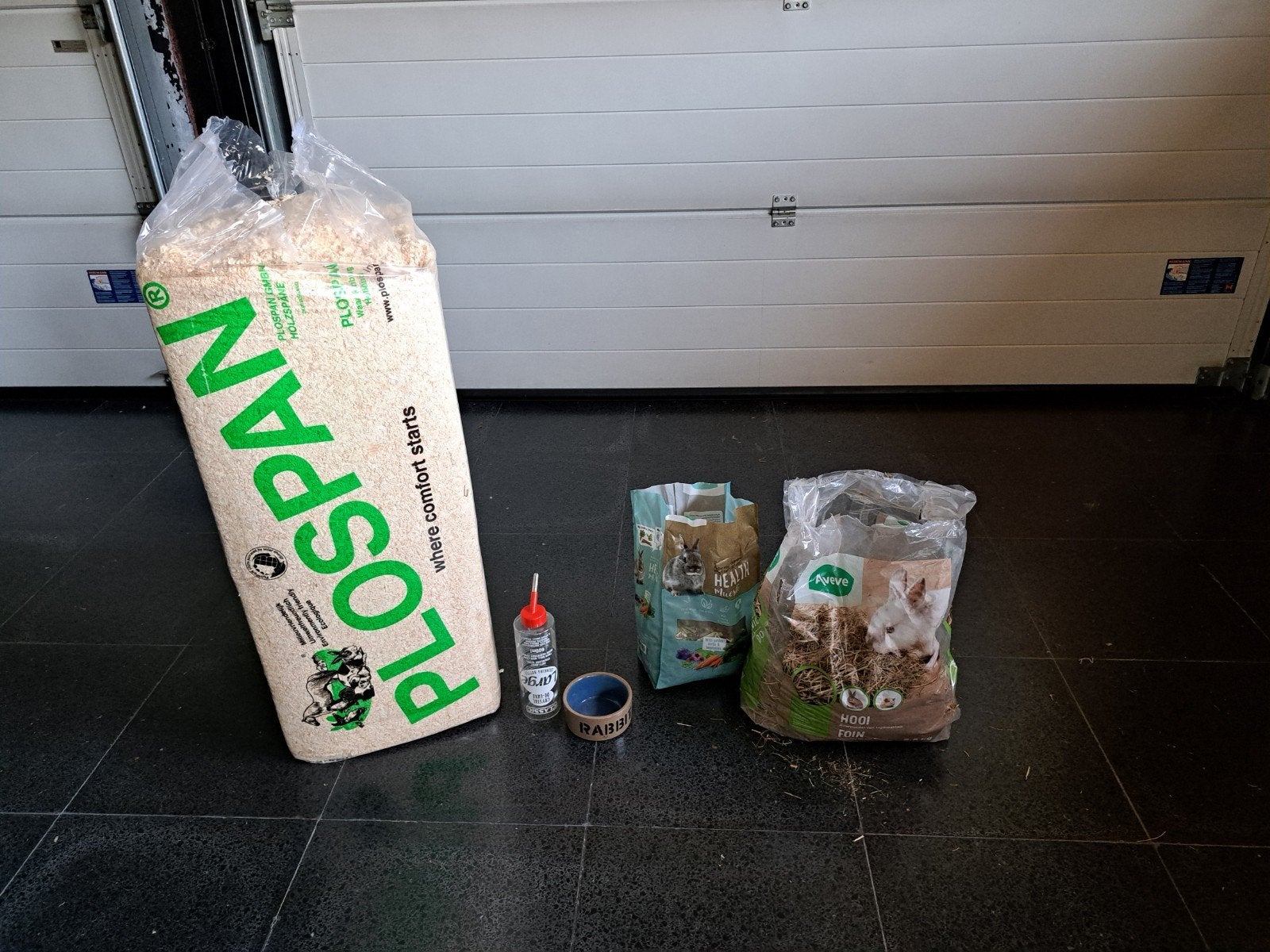 Zaagsel, voer,hooi, waterfles