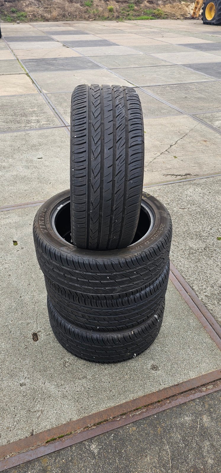 Te koop set van 4 autobanden maat 245/45 R18, Autos : Pièces & Accessoires, Pneus & Jantes, Enlèvement ou Envoi, Pneu(s)