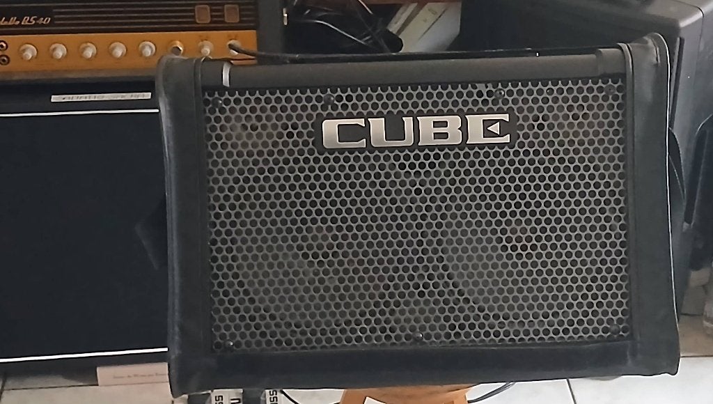 Roland Cube Street EX 50w + Draaghoes + Statief, Musique & Instruments, Enlèvement, Comme neuf