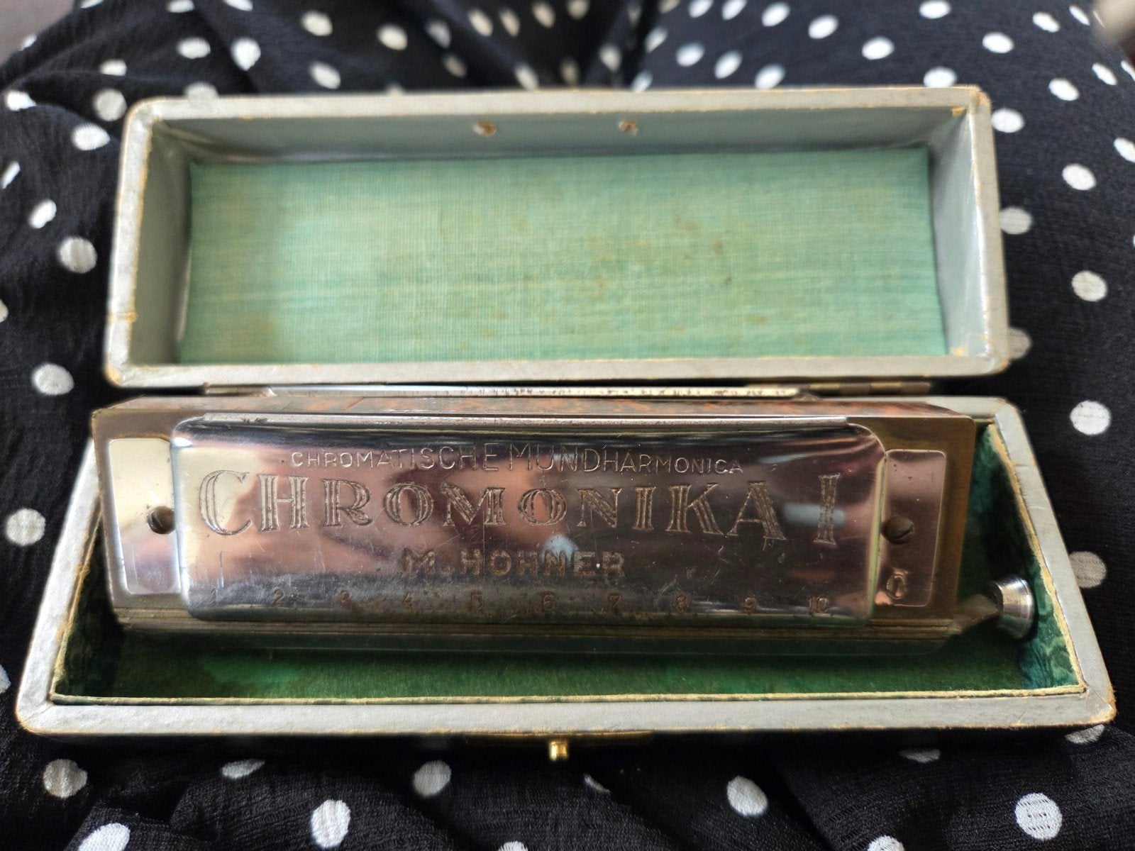 Hohner chromonika I met doos, Ophalen