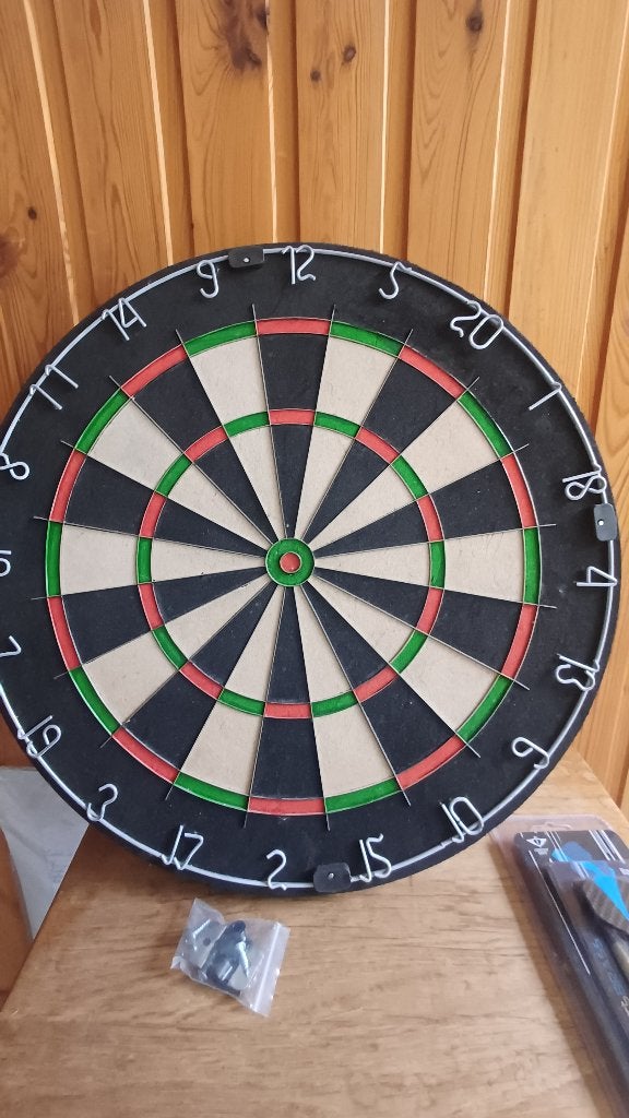 Dartbord met 3 dartpijlen, Sport en Fitness, Darts, Ophalen, Nieuw, Dartbord