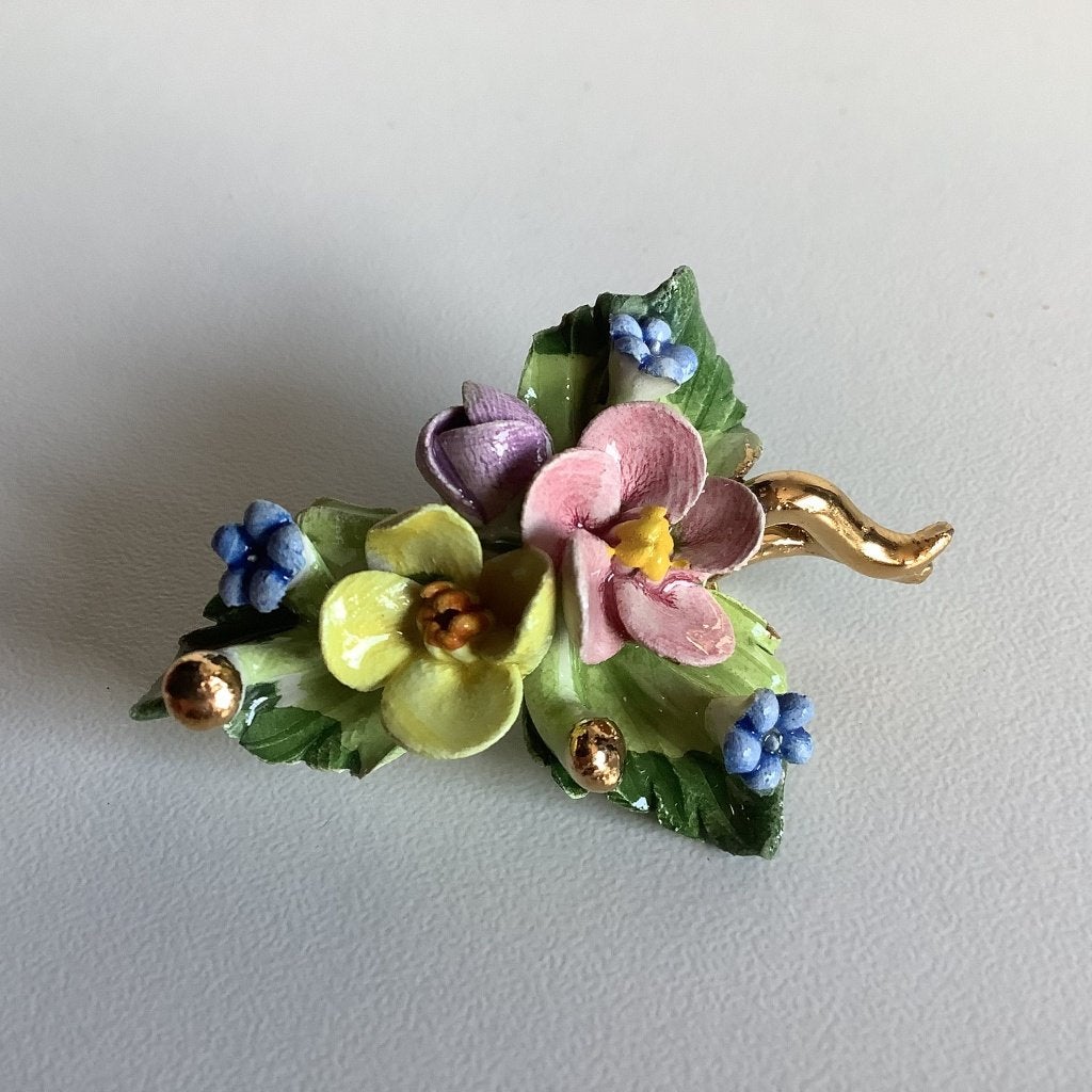 belle broche florale Capodimonte avec certificat, Enlèvement ou Envoi, Autres couleurs, Comme neuf, 4 à 7 cm