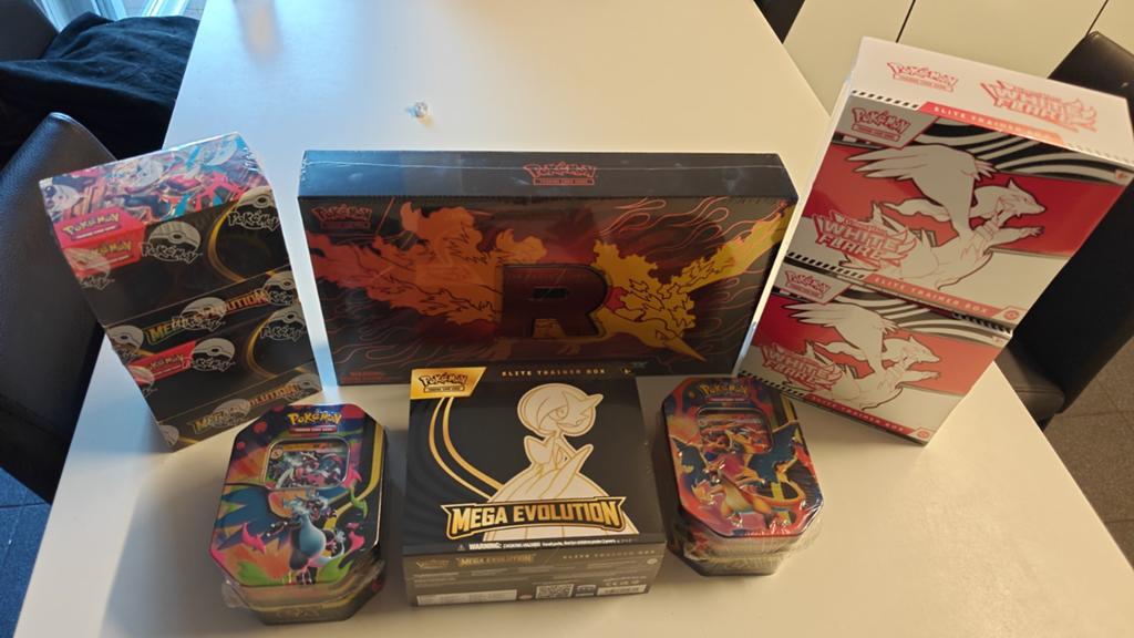 Lot de pokémons scellés, Hobby & Loisirs créatifs, Jeux de cartes à collectionner | Pokémon, Enlèvement
