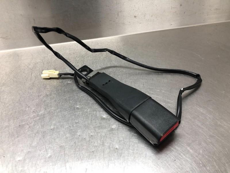 BOUCLE DE CEINTURE DE SECURITE AVANT GAUCHE (|880951|), Utilisé, Suzuki