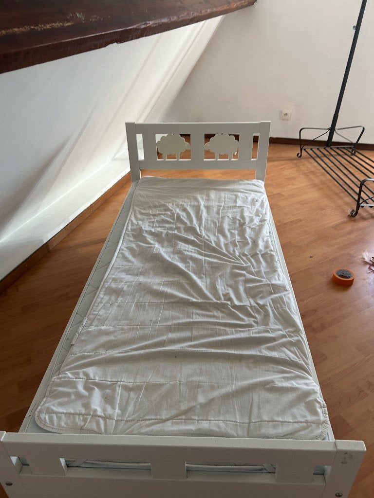 Lit enfant IKEA blanc avec matelas – 40 €, Kinderen en Baby's, Kinderkamer | Bedden, Gebruikt, 140 tot 160 cm, Minder dan 70 cm