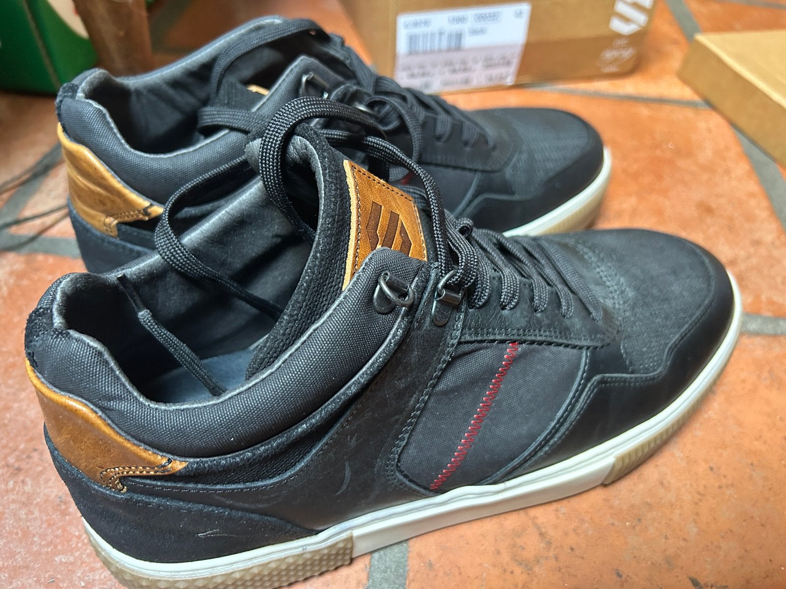 Nieuwe zwarte sneakers maat 43 – nooit gedragen, Ophalen of Verzenden, Zo goed als nieuw, Sneakers