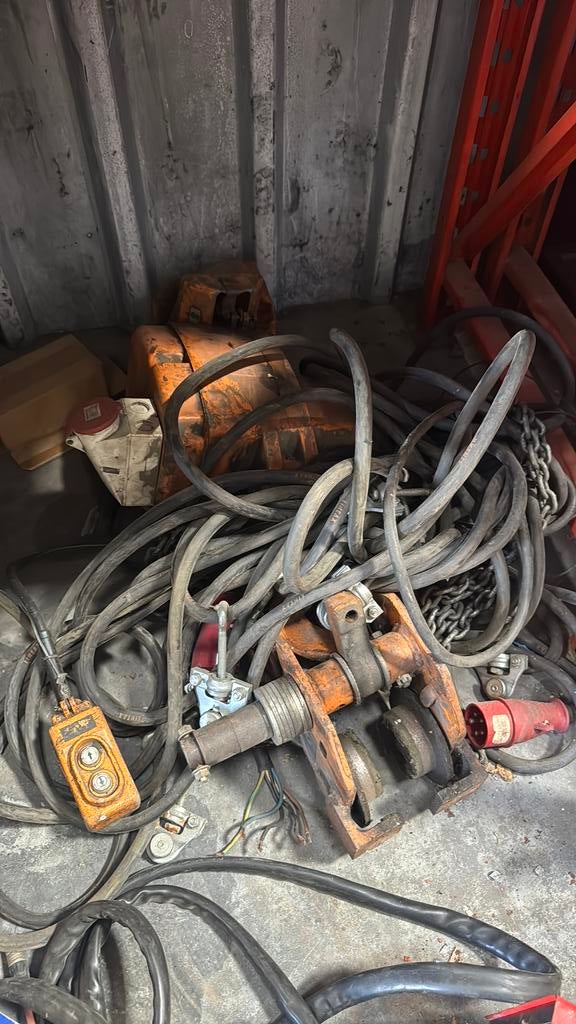 Treuil d’atelier 2 tonnes avec long poutre, Enlèvement, Comme neuf