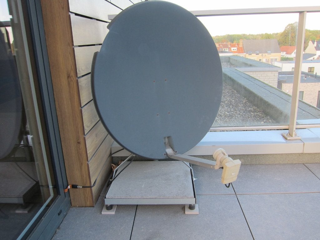 Satellietschotel 90 cm + balkonstandaard, TV, Hi-fi & Vidéo, Enlèvement, Utilisé, Accessoires d'antenne (parabolique), Autres marques