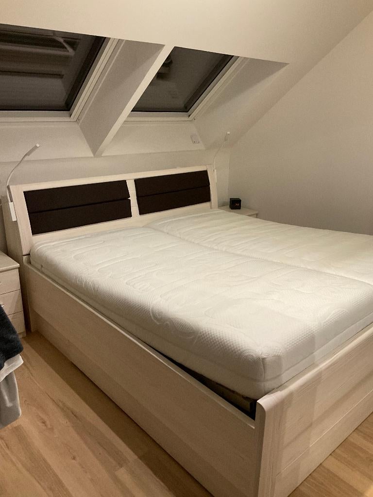 lit 180x200 avec tête de lit et tiroirs de rangement, Maison & Meubles, Chambre à coucher | Lits, Beige, Comme neuf, Enlèvement