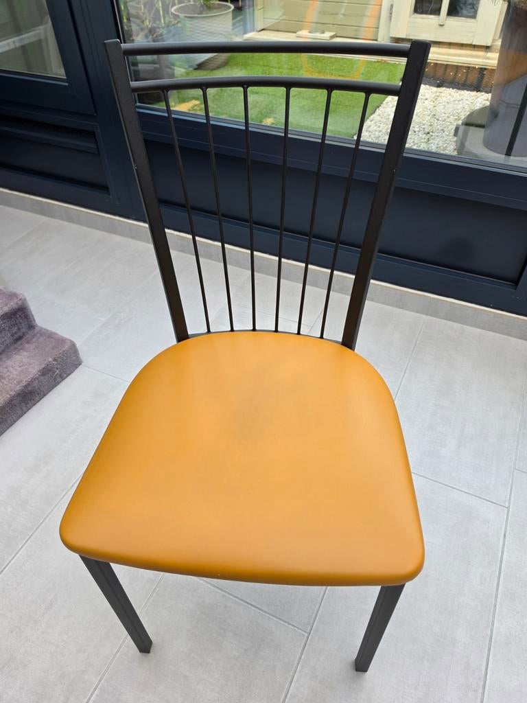 Keukenstoelen, Enlèvement