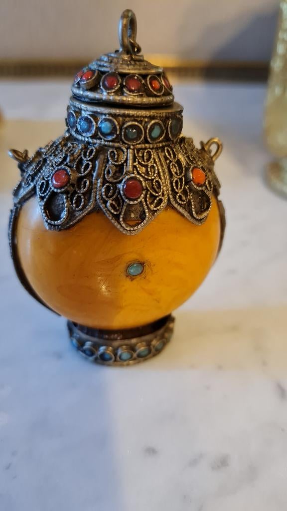 Flacon de parfum ancien, Enlèvement