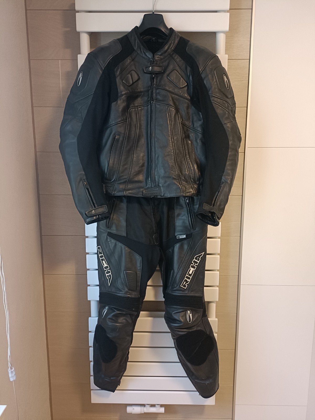 Richa tweedelig leren motorpak - Maat 56 - Zwart, Motoren, Kleding | Motorkleding, Ophalen, Broek | leer