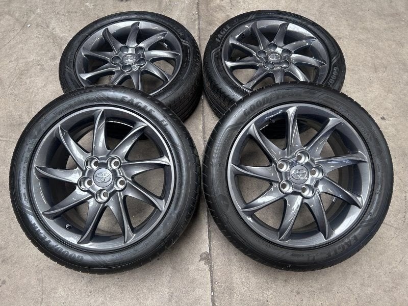 17 inch originele velgen + zomerbanden Toyota Auris - Coroll, Auto-onderdelen, Gebruikt, -, -, Banden en Velgen