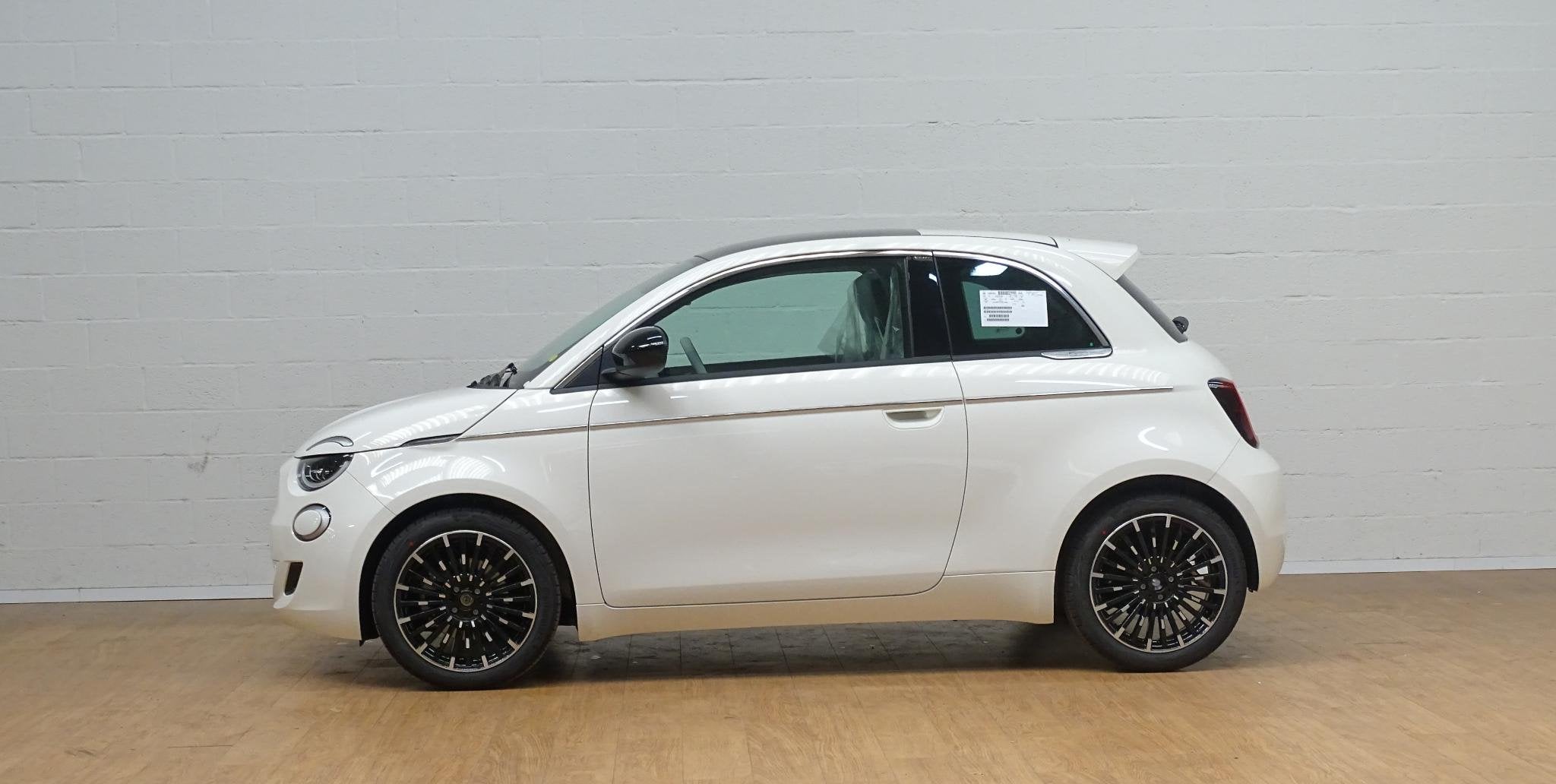 Fiat 500 1.0 Hybrid LA PRIMA Al vanaf € 379/maand – All-, Auto's, Voorwielaandrijving, 4 zetels, Stof, Zwart