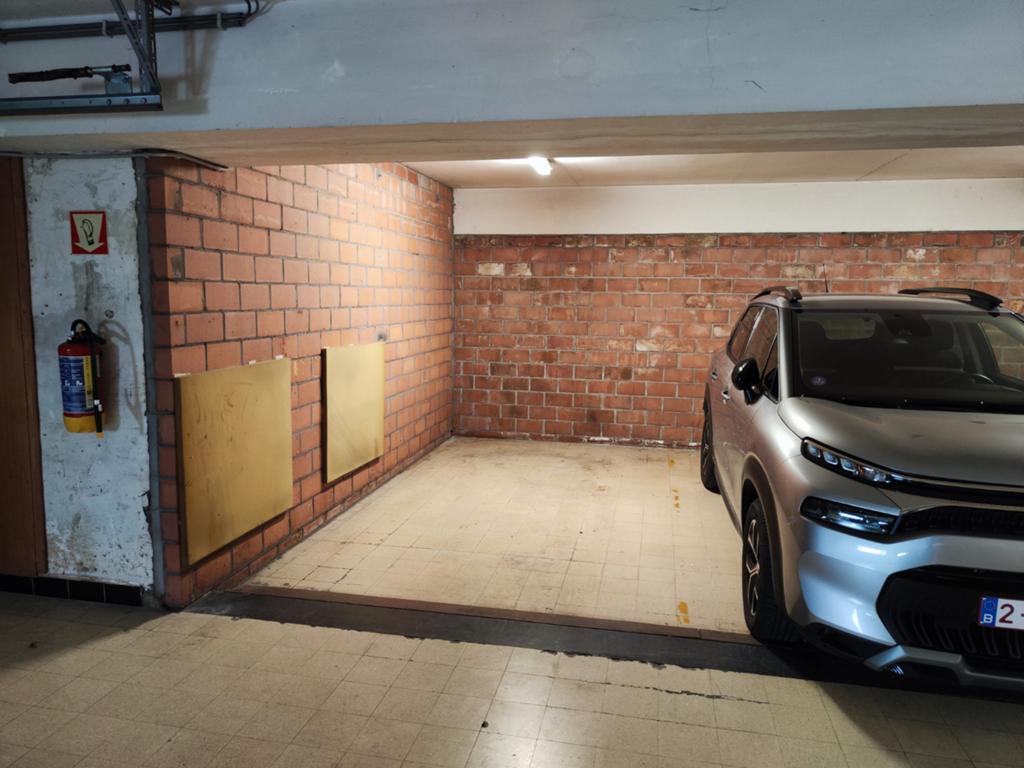 Mooie overdekte staanplaats Roeselare - Sint-Jozefstraat