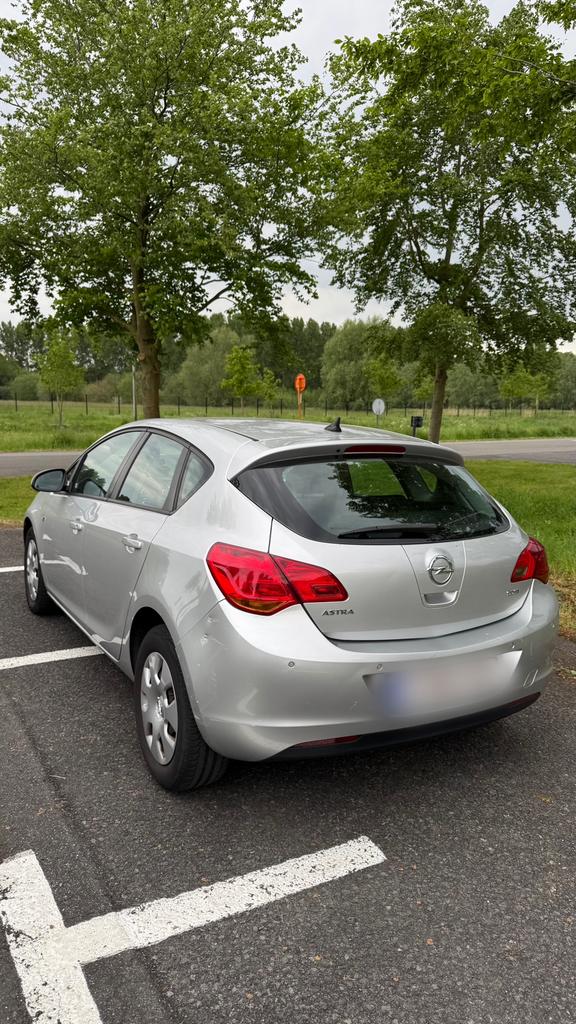 Opel astra 2011, GEKEURD VOOR VERKOOP, Auto's, Euro 5, Stof, Zwart, 1686 cc