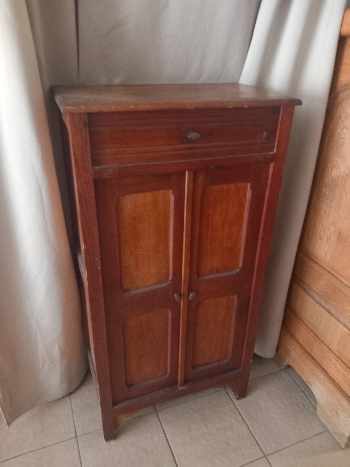 très beau  Petit  meuble  2 portes et un tiroir, Enlèvement