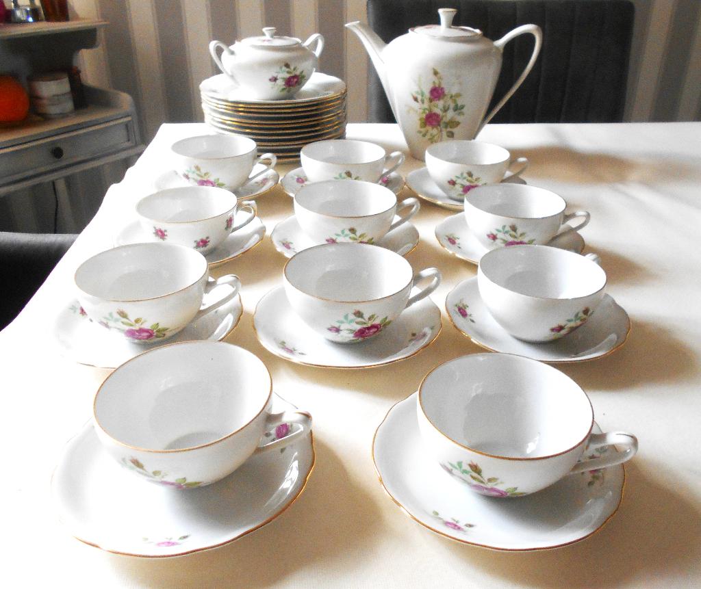 service à gateau porcelaine ancienne 35 pièces liseré doré, Antiquités & Art, Antiquités | Services (vaisselle) complet, Enlèvement