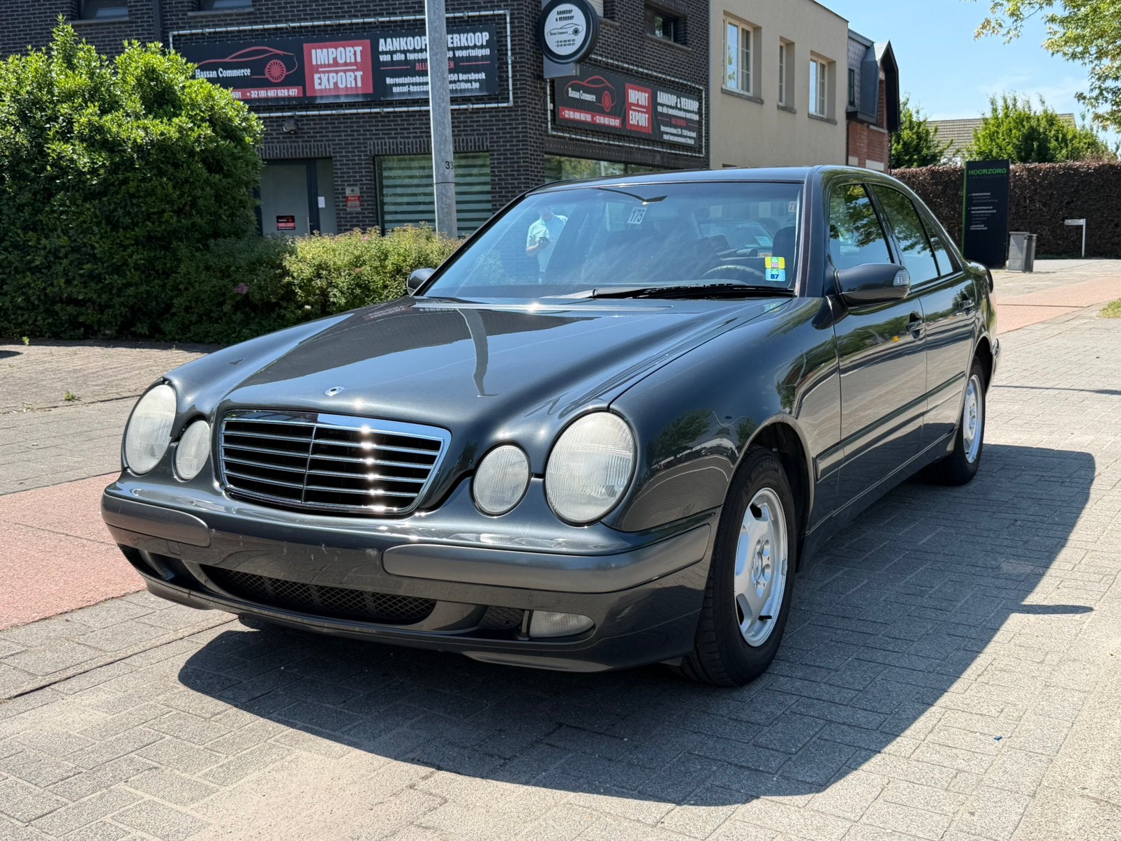 Mercedes e200 classic manuel  2000 220.000km, Auto's, 4 deurs, Stof, Bedrijf, Grijs