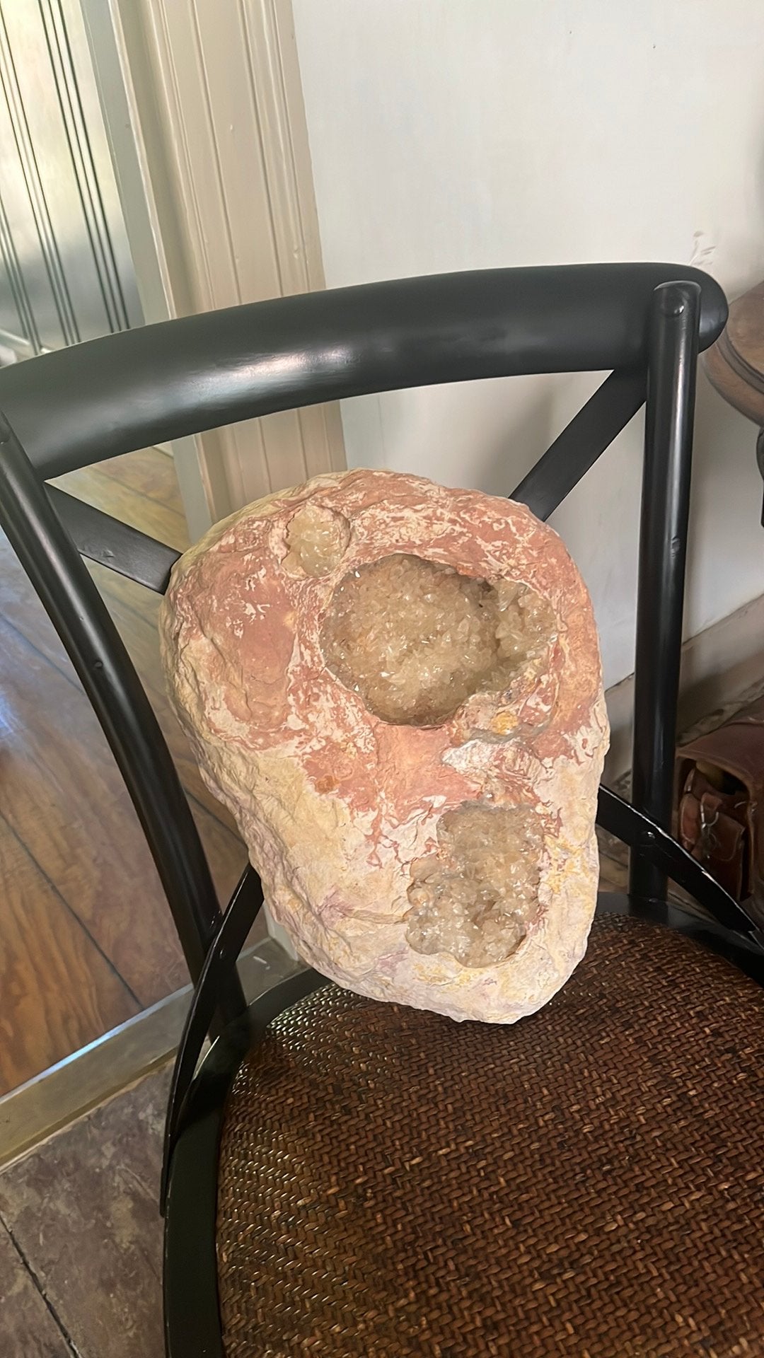 Circa 40cm grote bergkristal kwarts geode, Ophalen of Verzenden, Zo goed als nieuw