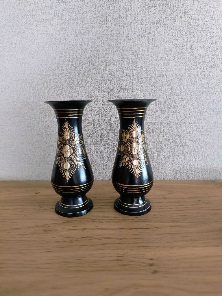 2 Indische vaasjes - zwart met goudkleurige details, Enlèvement