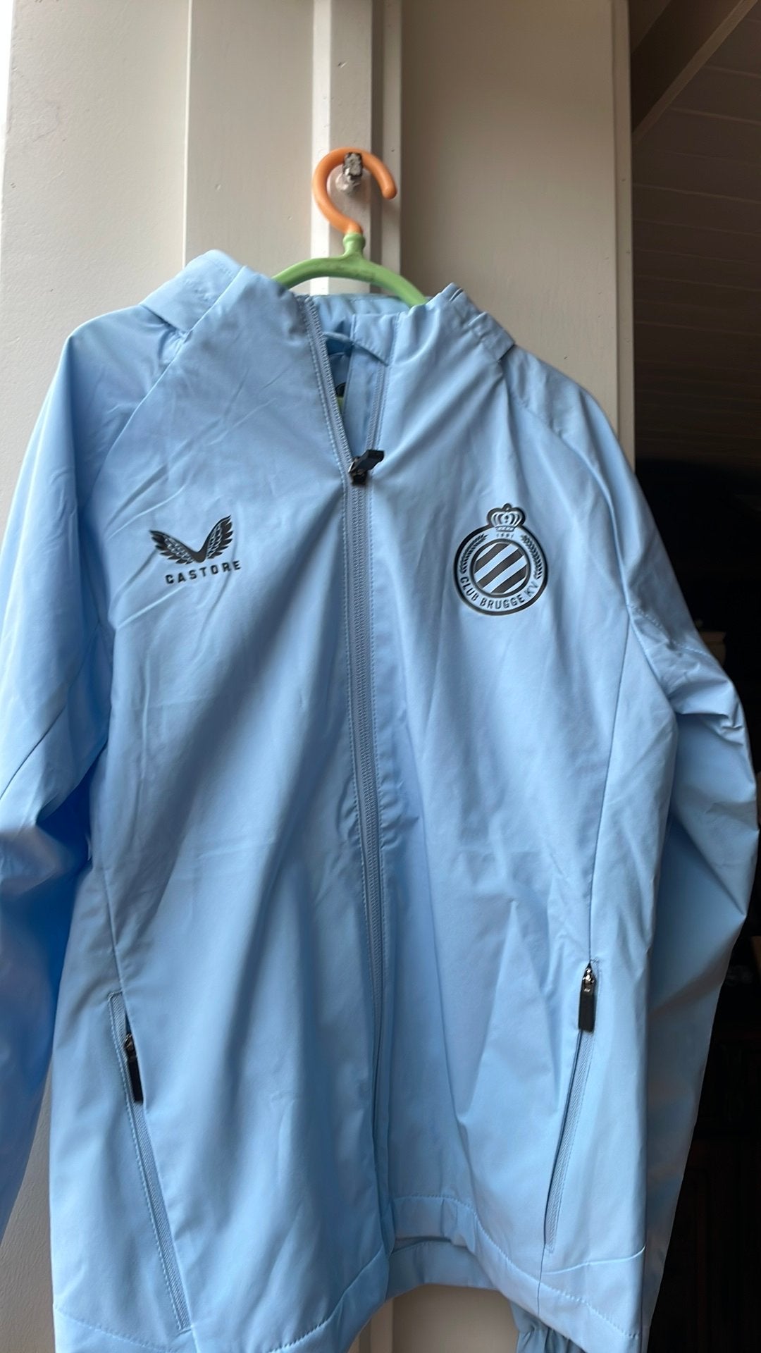 Lichtblauwe regenjas club brugge, Kinderen en Baby's, Ophalen of Verzenden, Zo goed als nieuw