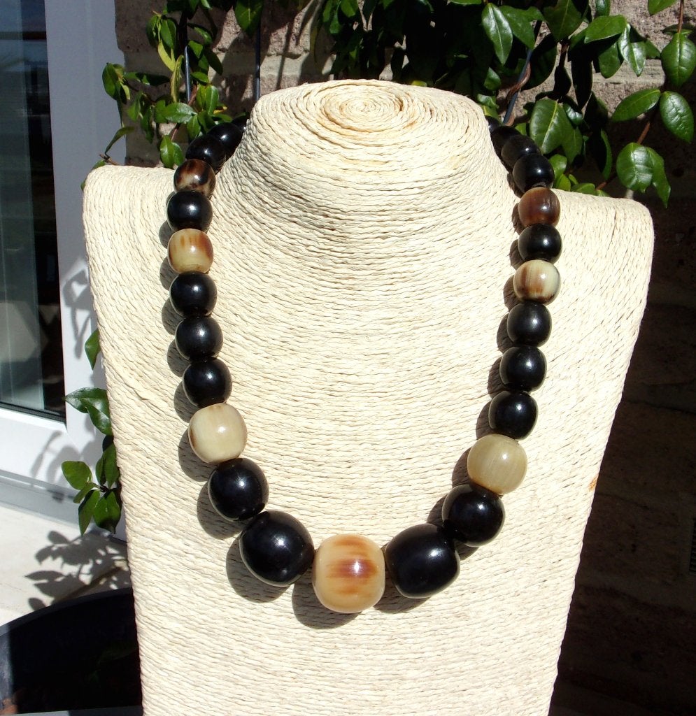 Collier neuf en corne blonde et noire de zébu de Madagascar, Enlèvement ou Envoi, Neuf, Noir, Autres matériaux