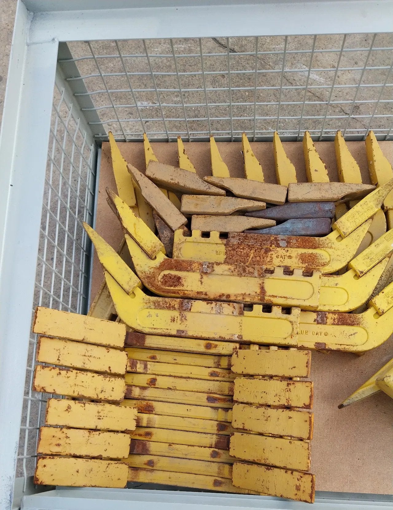 Caterpillar Original grader scarifier shanks / tips and lock