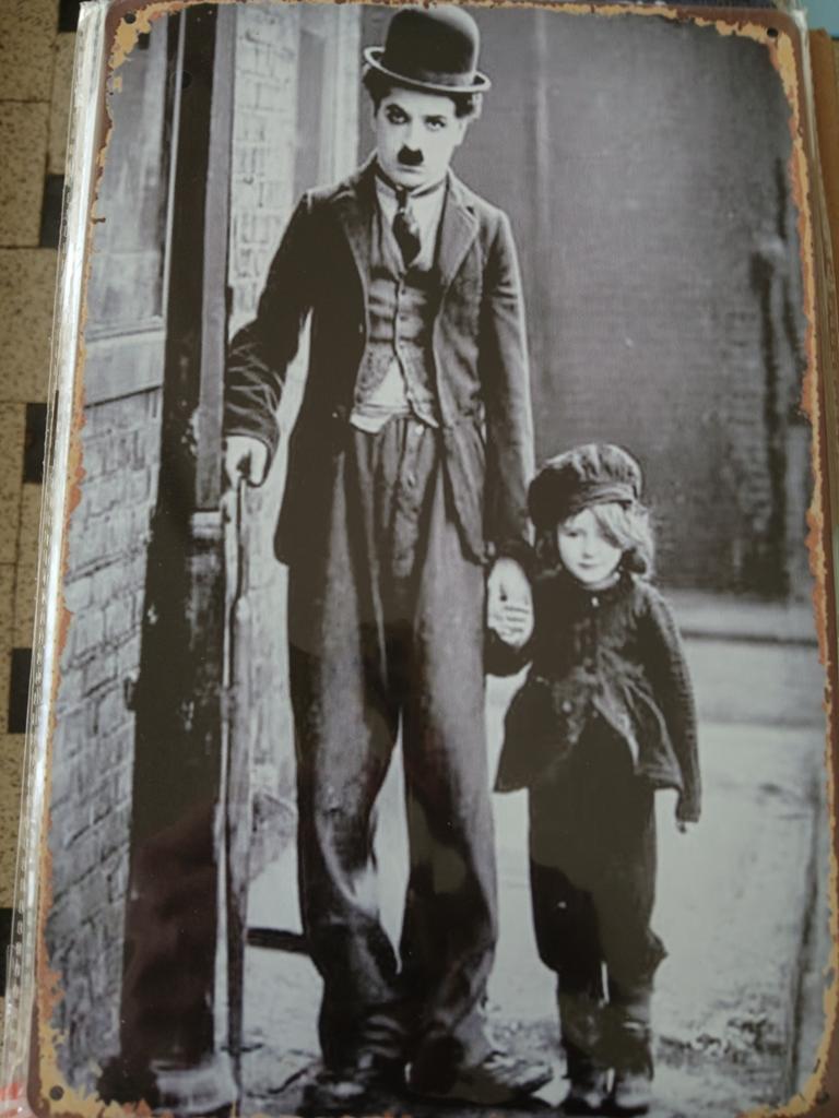 Charlie Chaplin avec enfant 20 x 30 cm en métal, Collections, Enlèvement ou Envoi