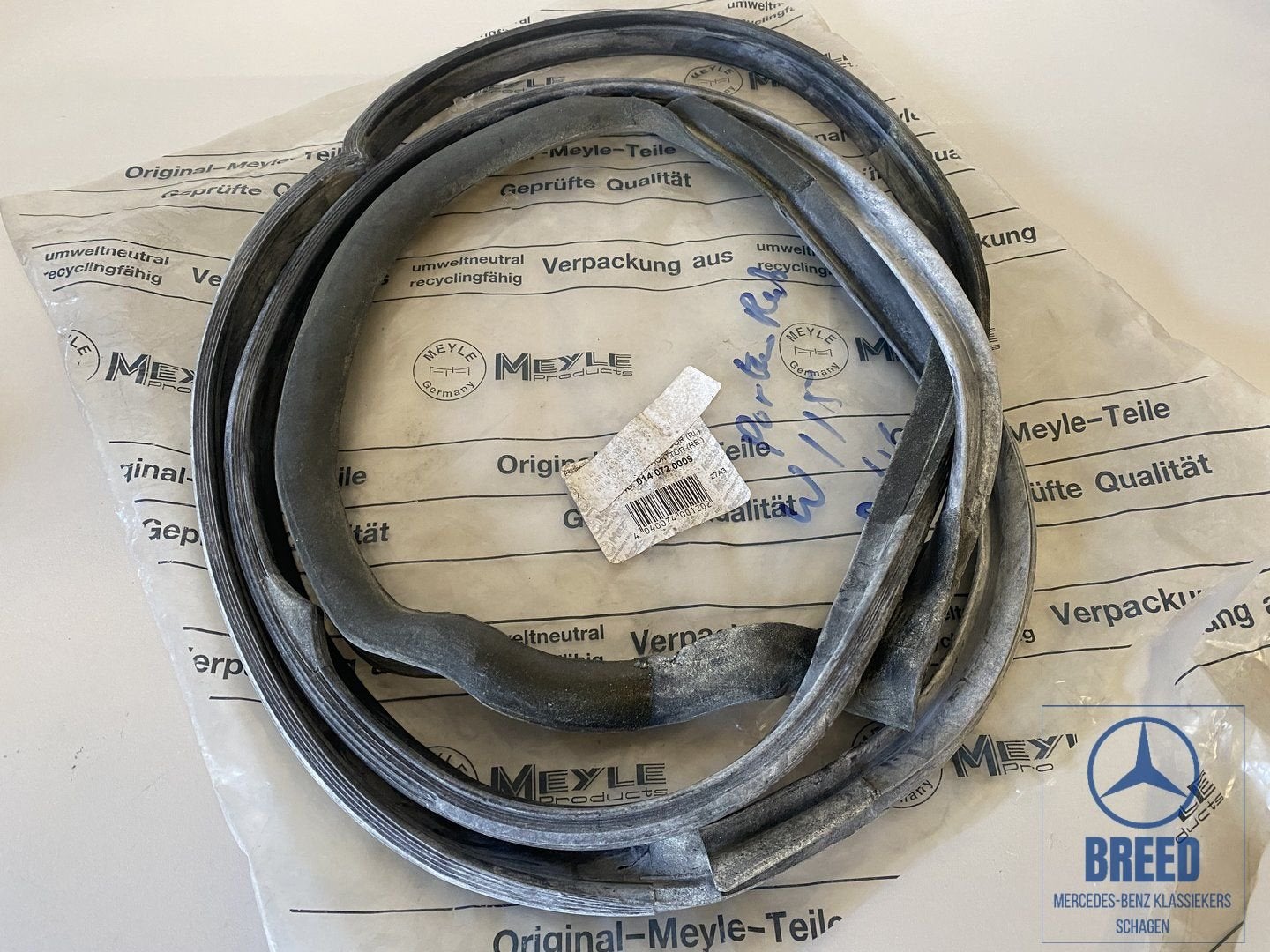 NOS deurrubber rechtsvoor voor Mercedes-Benz W114 W115 /8, Autos : Pièces & Accessoires, Neuf, -, -, Enlèvement ou Envoi