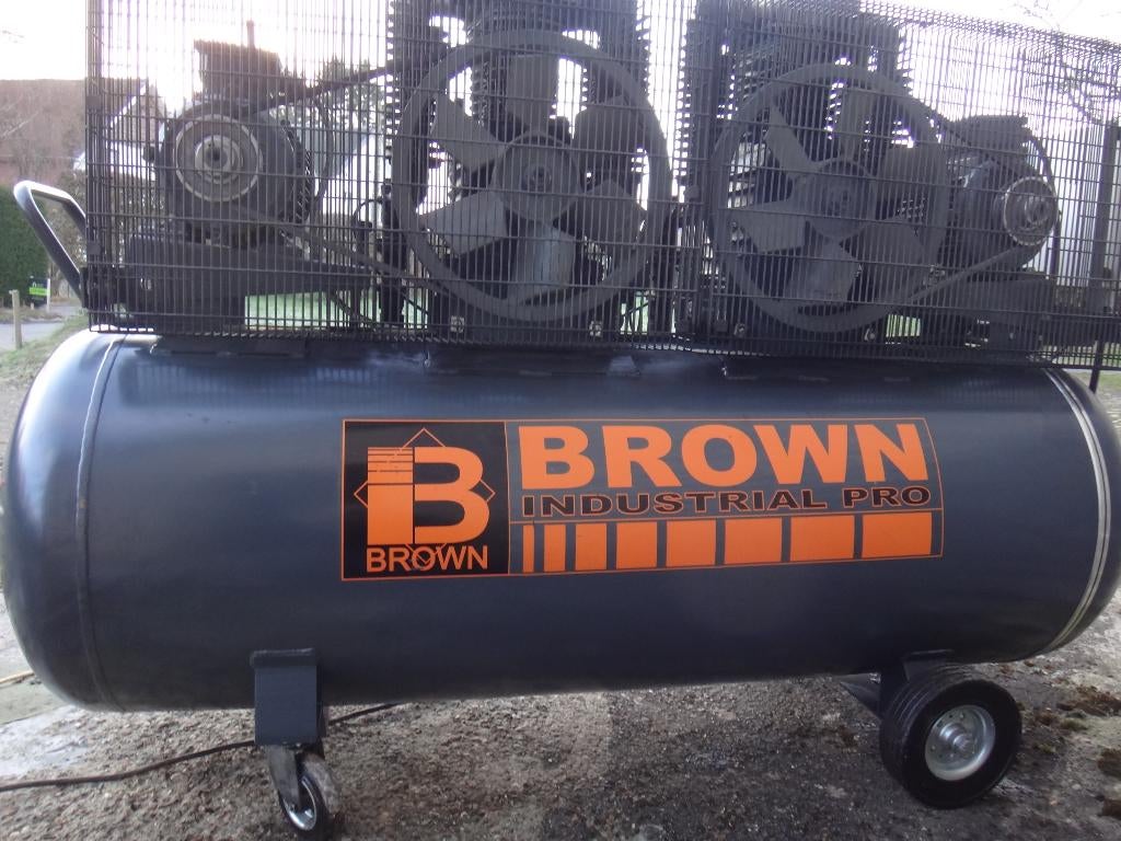 Bruine compressor van 500 liter, Doe-het-zelf en Bouw, Compressors, Ophalen, Geluidgedempt, Gebruikt, 800 liter/min of meer