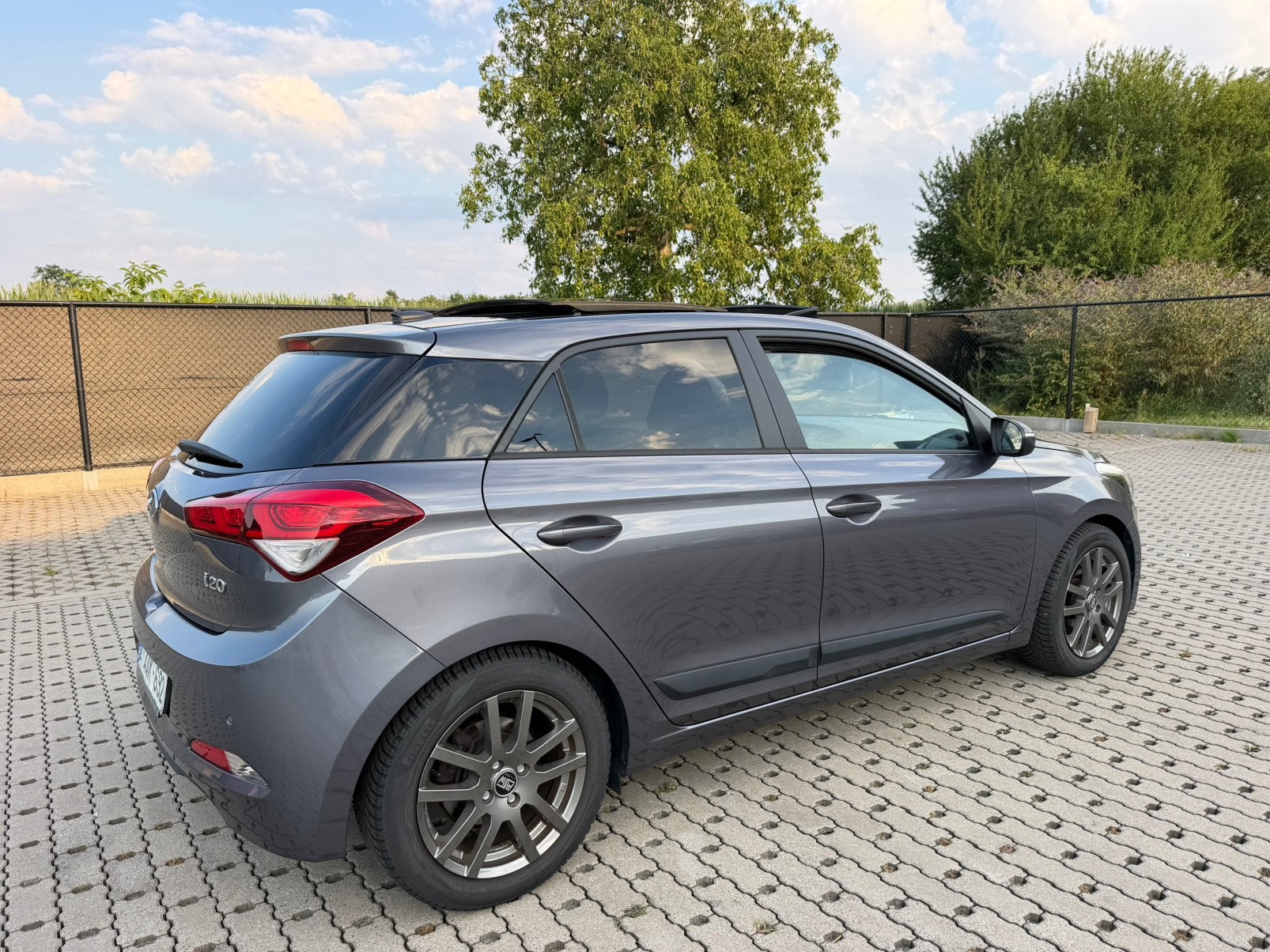 Hyundai i20 1.2 benzine km 100000 km, Autos, Hyundai, Argent ou Gris, Achat, Euro 6, Entreprise