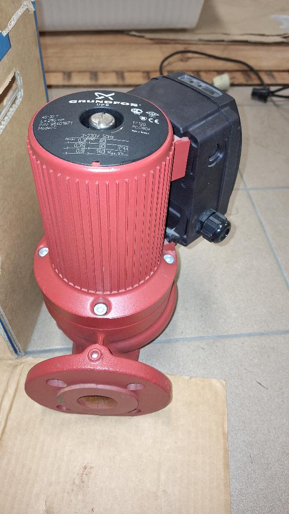 GRUNDFOS circulator UPS 40-30 F250 NIEUW  3 x 220 V !!!!, Bricolage & Construction, Chauffage & Radiateurs, Enlèvement ou Envoi