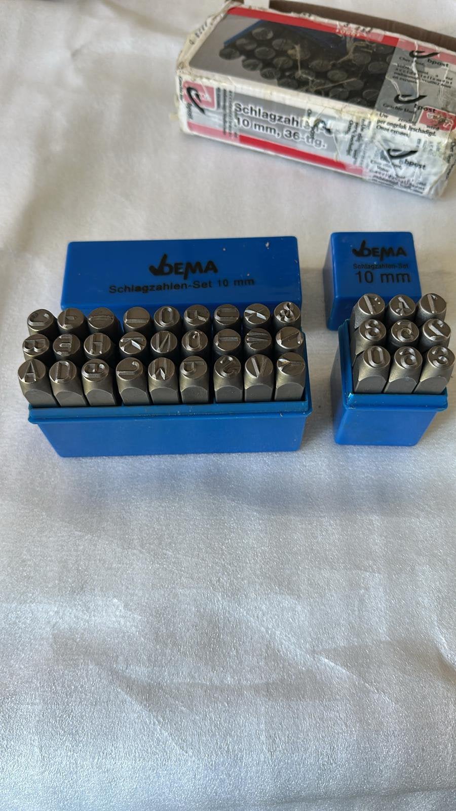 Jeu DEMA chiffres et lettres à frapper 10 mm –36 pièces NEUF, Bricolage & Construction, Enlèvement ou Envoi, Neuf