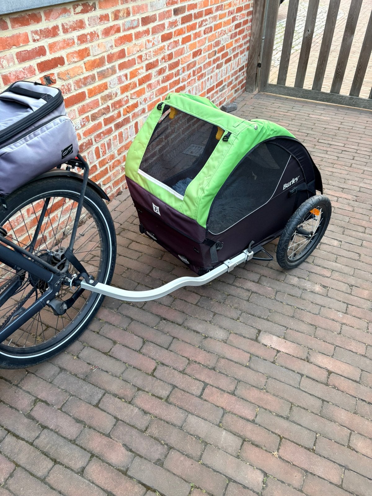 Hondenfietskar, Enlèvement, Comme neuf