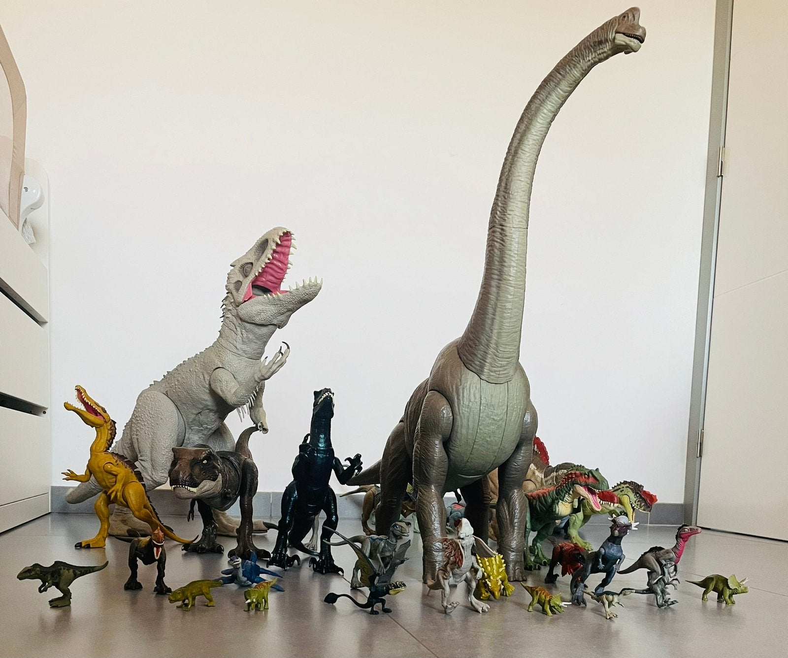 30 FIGURINES OFFICIELLES DE LA MARQUE MATTEL/JURASSIC WORLD, Enfants & Bébés, Enlèvement, Comme neuf