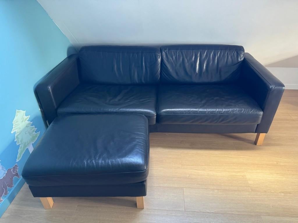 Zwarte lederen 3-zit zetel met voetenbank, Maison & Meubles, Canapés | Salons, Utilisé, Banc droit, Trois personnes, 200 à 250 cm