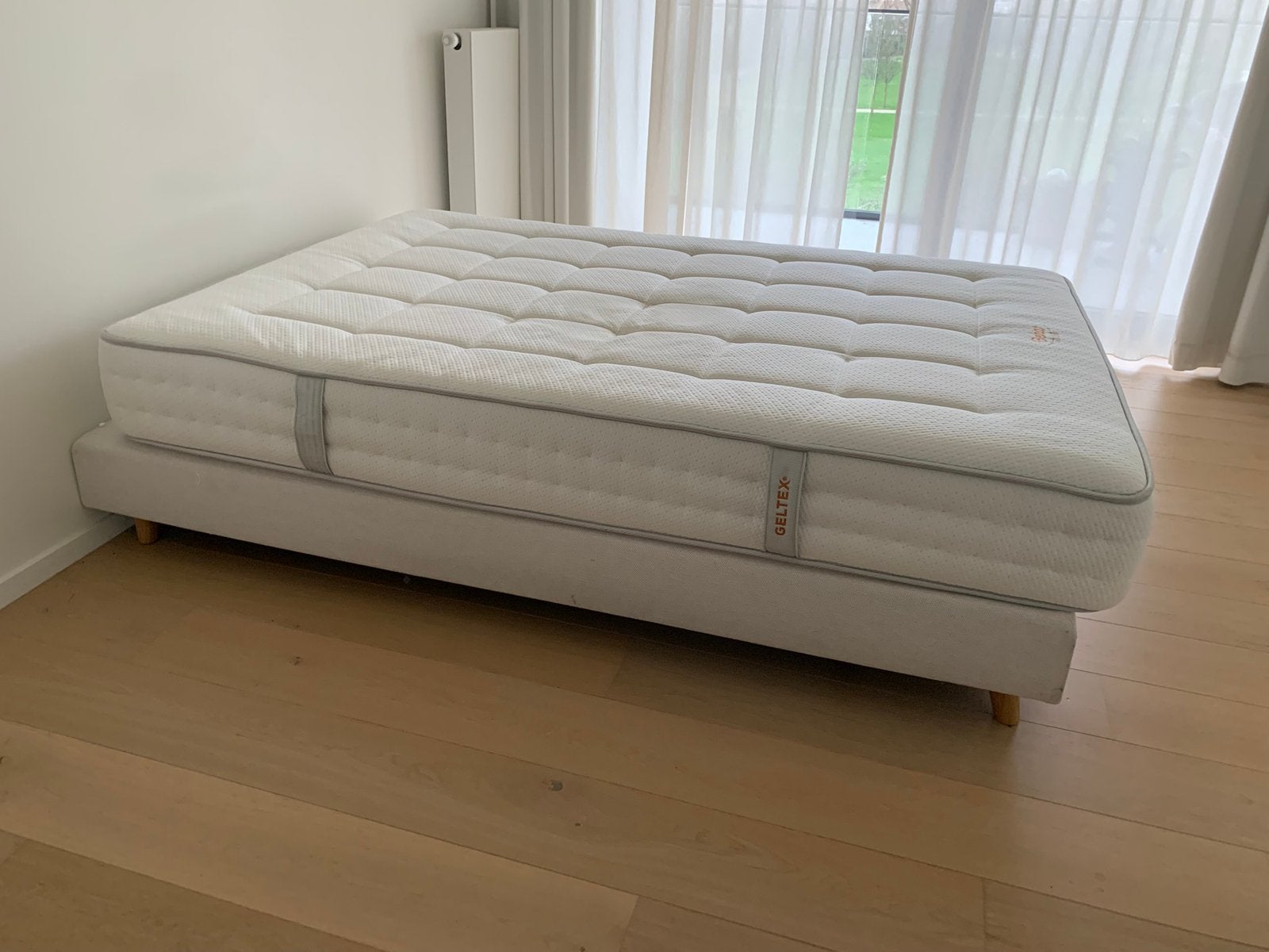 Bed, Ophalen, Beige, 140 cm, Zo goed als nieuw