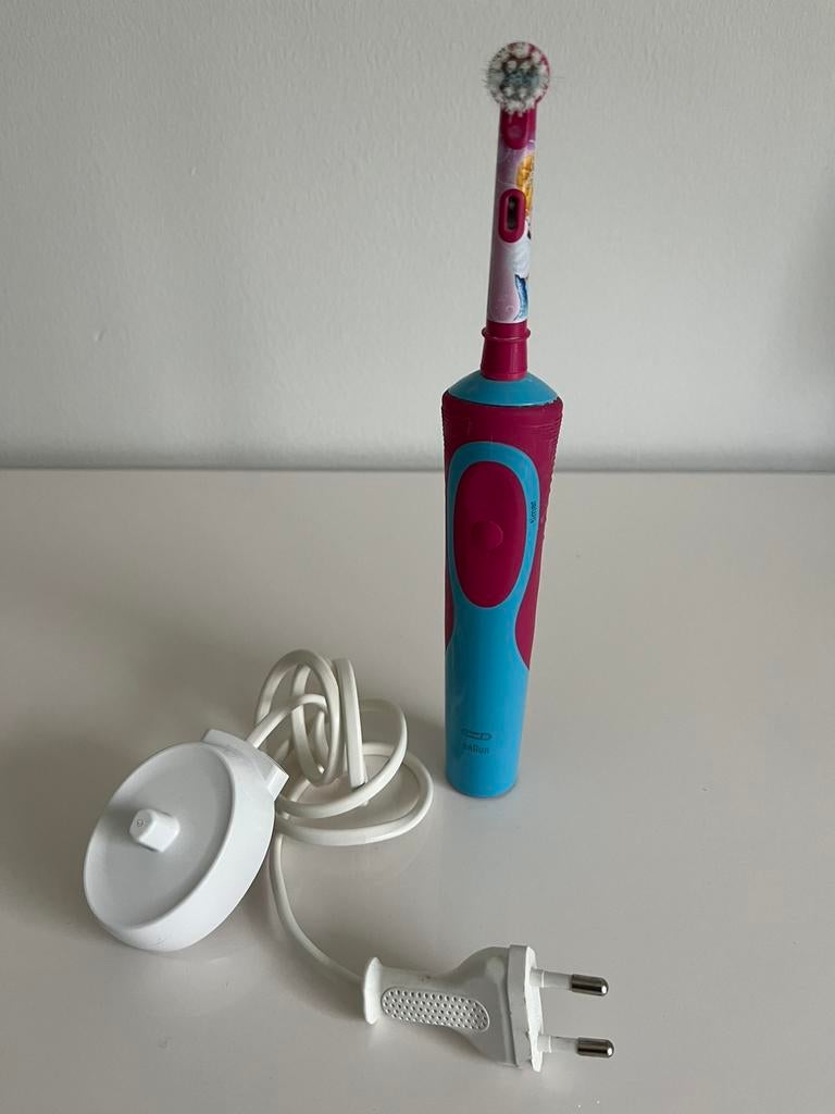 Electrische tandenborstel van Oral B, Ophalen of Verzenden, Zo goed als nieuw, Tandenborstel