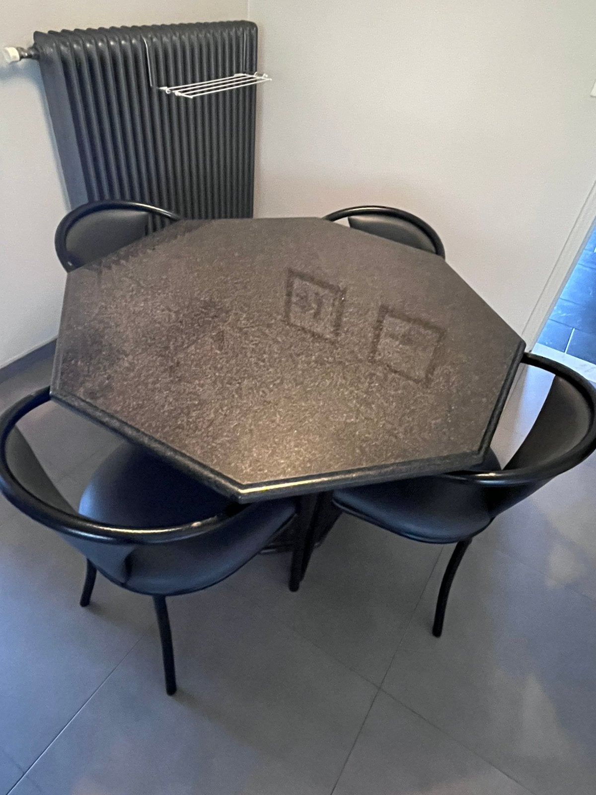 Granieten eettafel met vier stoelen, Huis en Inrichting, Tafels | Eettafels, Ophalen, Zo goed als nieuw